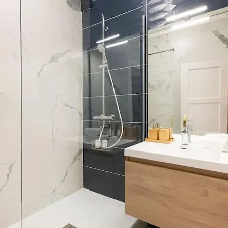 Bohemian Bakoua & Chesterfield Cottage, Hyper-centre Metz