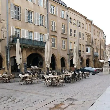 Bohemian Bakoua & Chesterfield Cottage, Hyper-centre