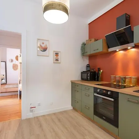 Bohemian Bakoua & Chesterfield Cottage, Hyper-centre