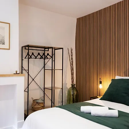 Bohemian Bakoua & Chesterfield Cottage, Hyper-centre