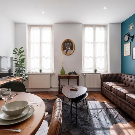 Bohemian Bakoua & Chesterfield Cottage, Hyper-centre