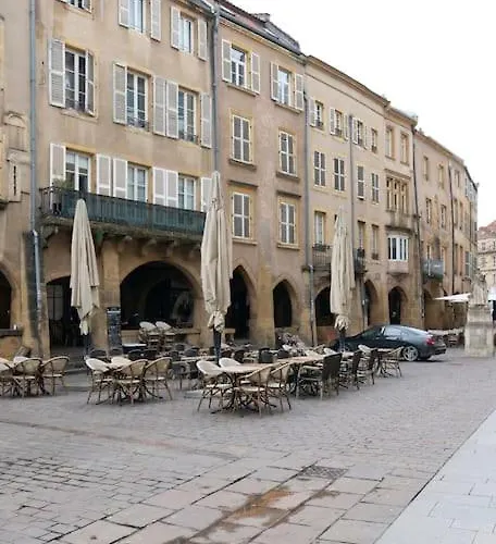 Bohemian Bakoua & Chesterfield Cottage, Hyper-centre