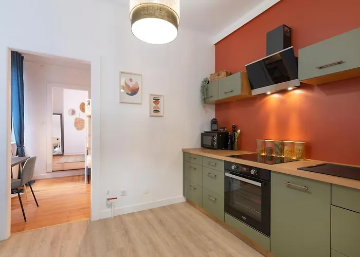 Bohemian Bakoua & Chesterfield Cottage, Hyper-centre