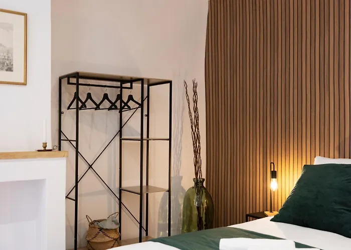 Bohemian Bakoua & Chesterfield Cottage, Hyper-centre