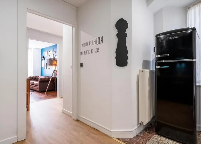 Bohemian Bakoua & Chesterfield Cottage, Hyper-centre