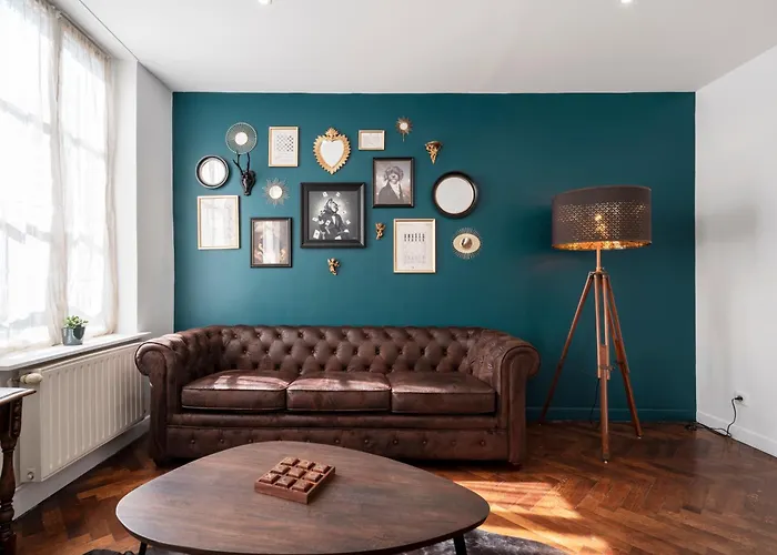 Bohemian Bakoua & Chesterfield Cottage, Hyper-centre