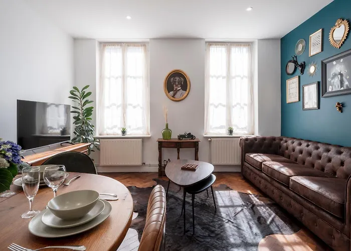 Bohemian Bakoua & Chesterfield Cottage, Hyper-centre